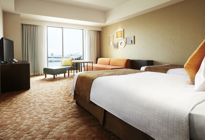 四人豪华间, Universal Port