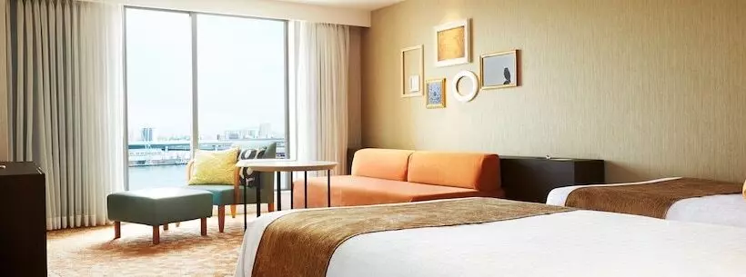 デラックスの４人部屋, Universal Port