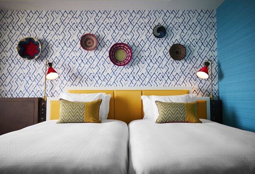 高级大房间, Universal Port