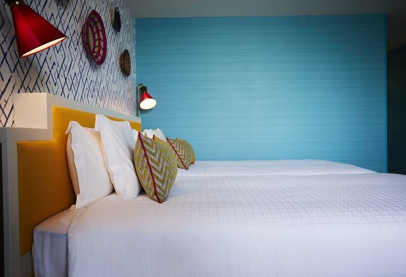 高级三人间, Universal Port