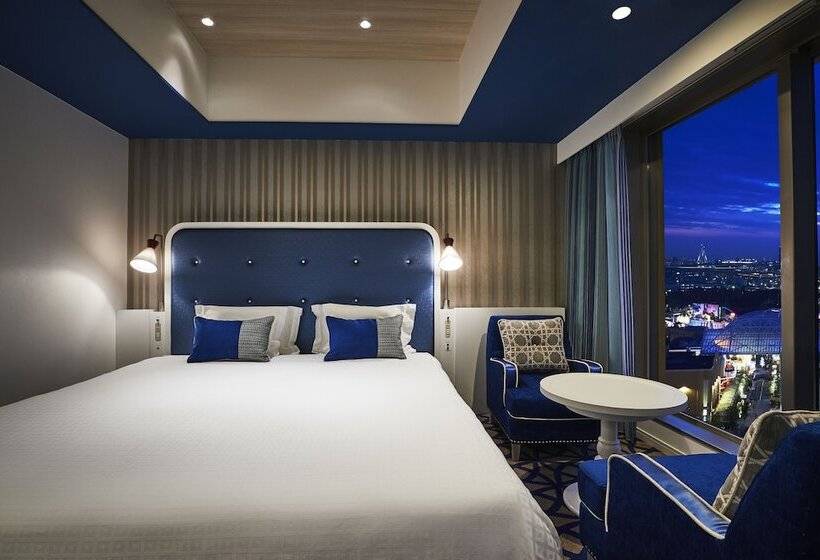 带大床的标准间, Universal Port