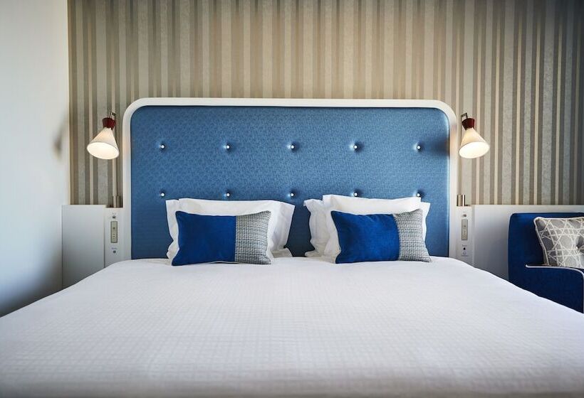 带大床的标准间, Universal Port