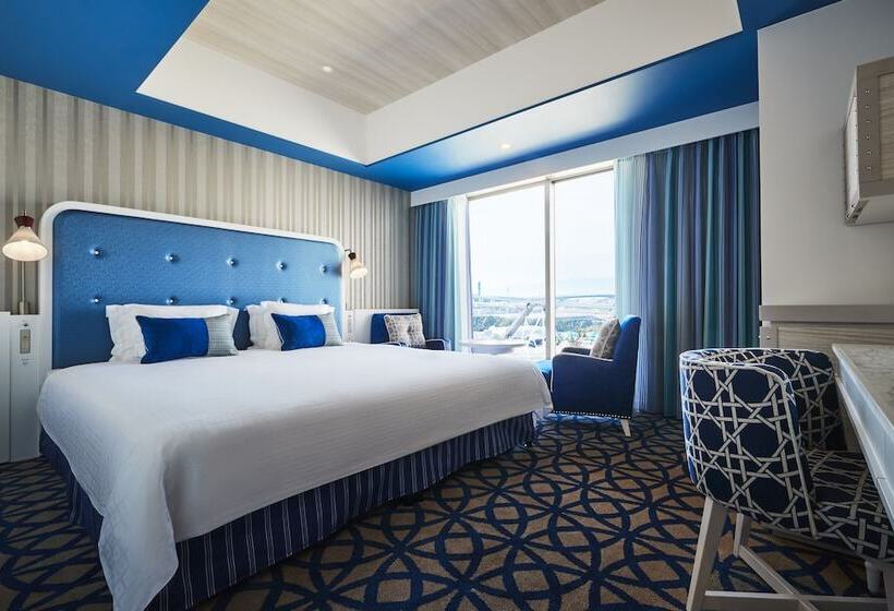 带大床的标准间, Universal Port