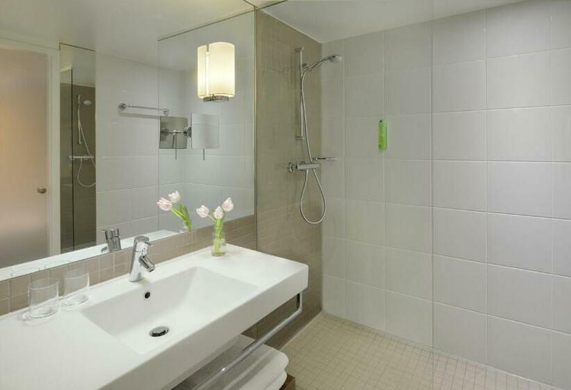 Classic Room with Views, Mövenpick Hotel Amsterdam City Centre