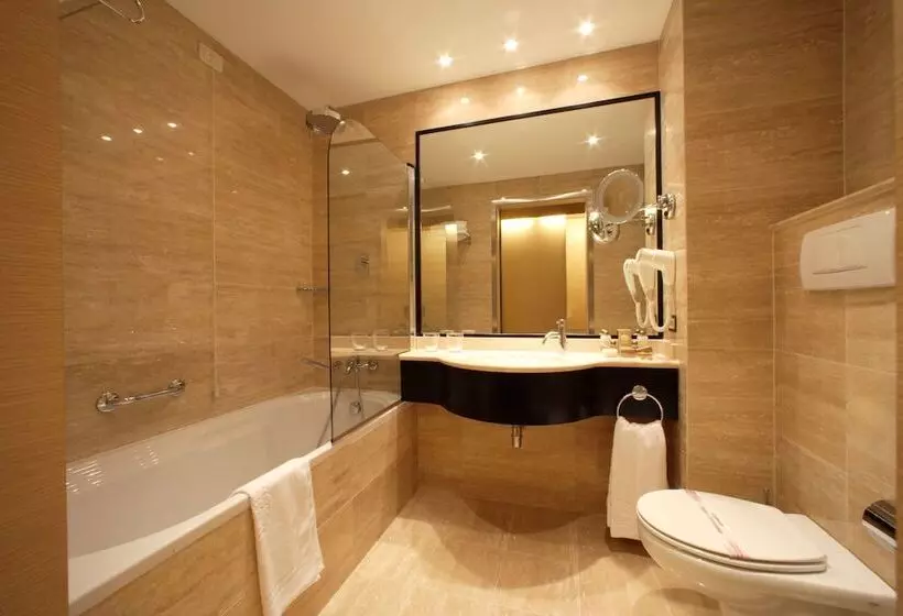 Superior Kolmen Hengen Huone, Antony Palace Hotel   Venice Airport