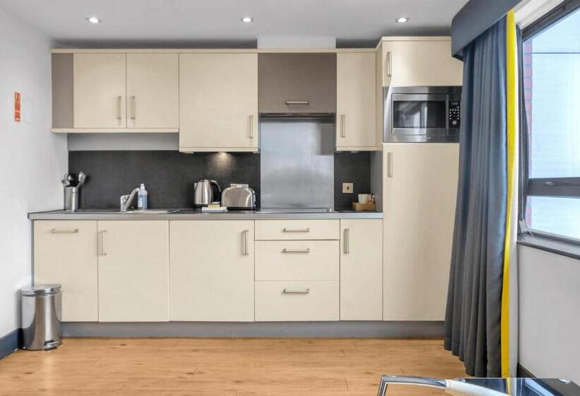 חדר סטודיו סטנדרד, Roomzzz Leeds City West