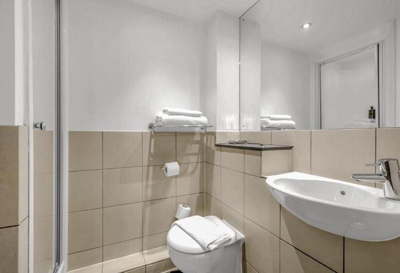 Семейное Студио, Roomzzz Leeds City West