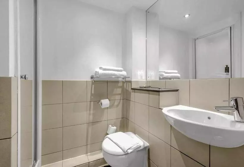 ファミリーステューディオ, Roomzzz Leeds City West
