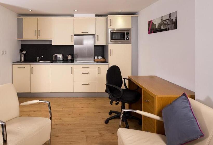 סטודיו משפחתי, Roomzzz Leeds City West