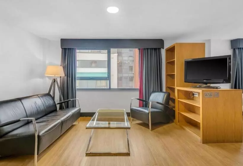 ファミリーステューディオ, Roomzzz Leeds City West