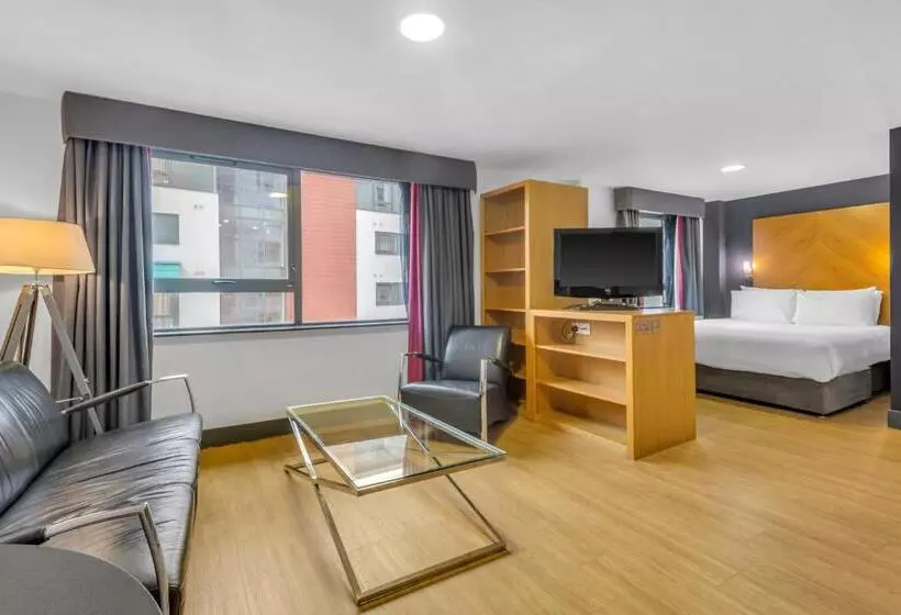 ファミリーステューディオ, Roomzzz Leeds City West