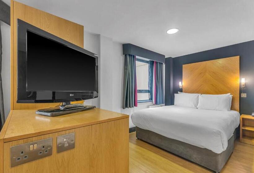 סטודיו משפחתי, Roomzzz Leeds City West