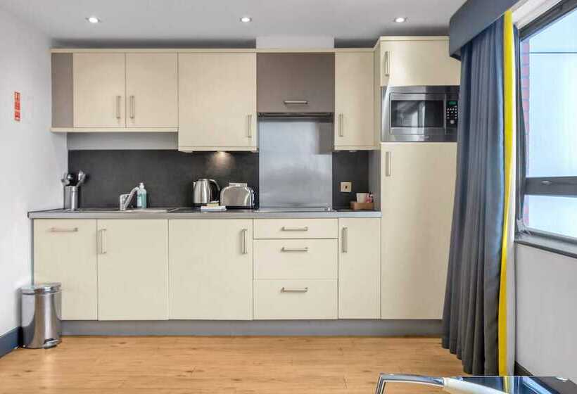 Студия Стандарт, Roomzzz Leeds City West