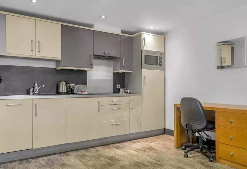 スタンダードスタジオ, Roomzzz Leeds City West