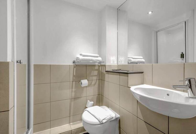 סטודיו משפחתי, Roomzzz Leeds City West