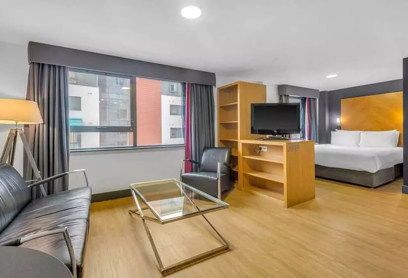 ファミリーステューディオ, Roomzzz Leeds City West