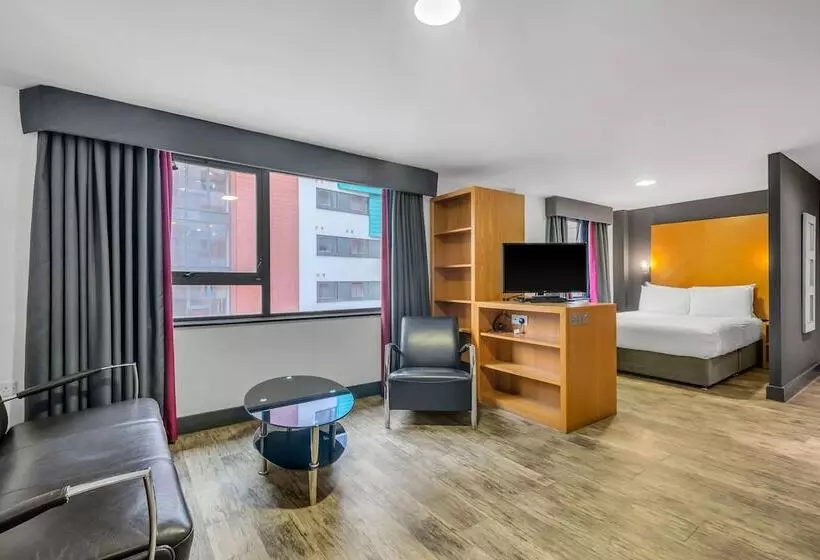 ファミリーステューディオ, Roomzzz Leeds City West