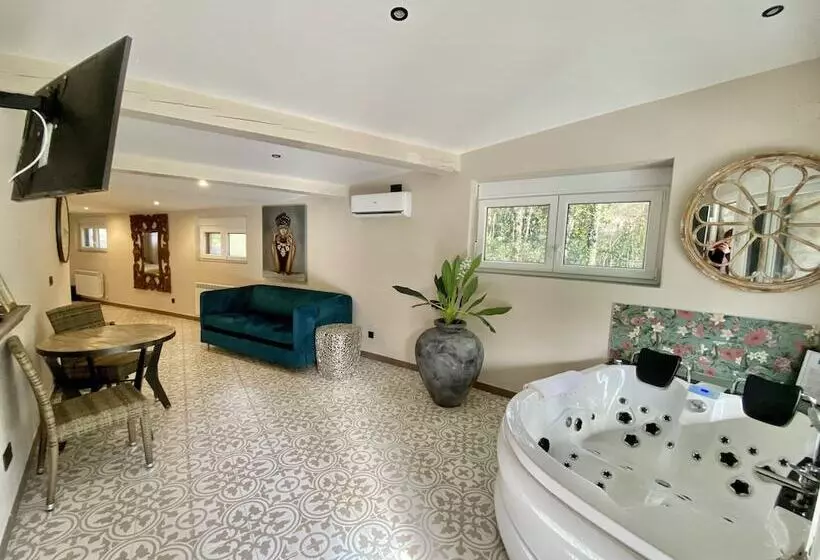 سوییت خانوادگی, Akla Hotel Palacio Torre De Ruesga