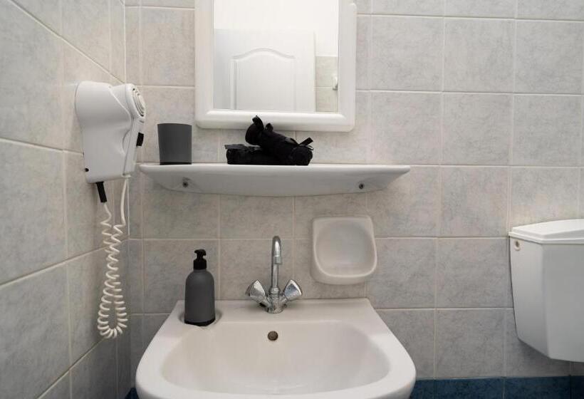 标准三人间, Porto Villa