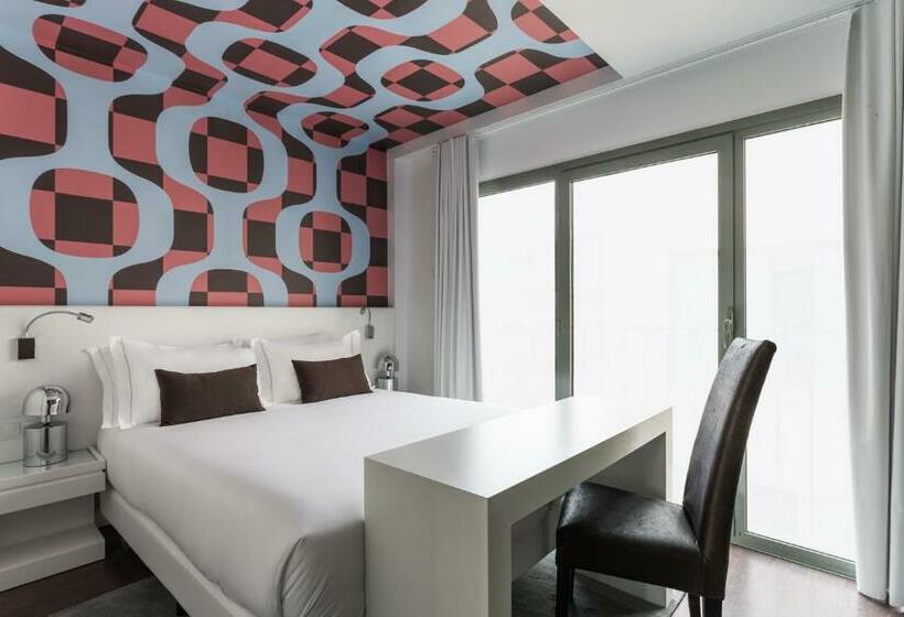 חדר בסיסי, Room Mate Carla