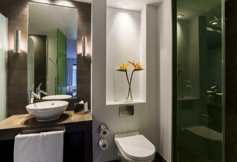 חדר אקזקיוטיב, Room Mate Carla