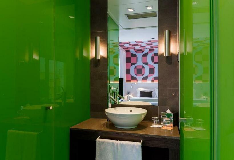 חדר בסיסי, Room Mate Carla