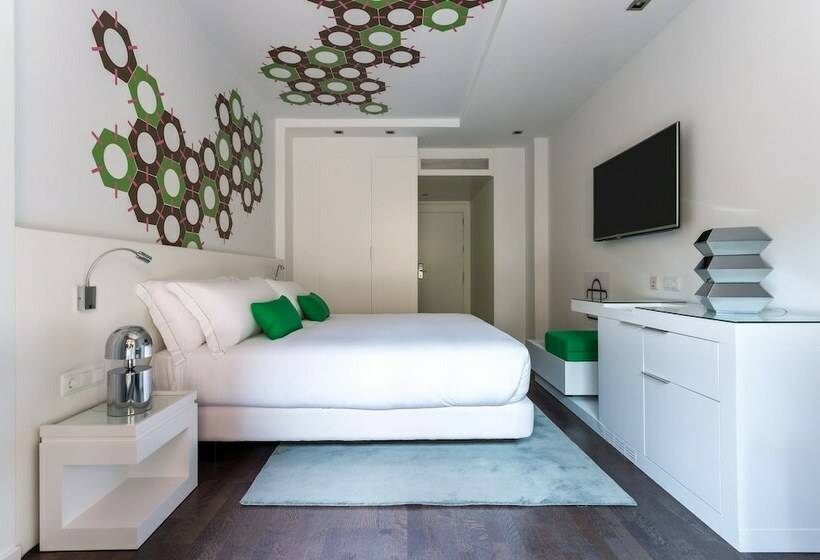 חדר אקזקיוטיב, Room Mate Carla