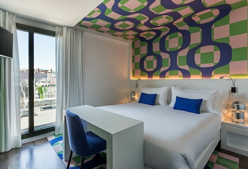 חדר אקזקיוטיב, Room Mate Carla