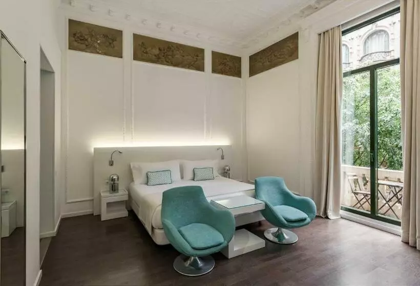 سوییت جونیور با بالکن, Room Mate Carla