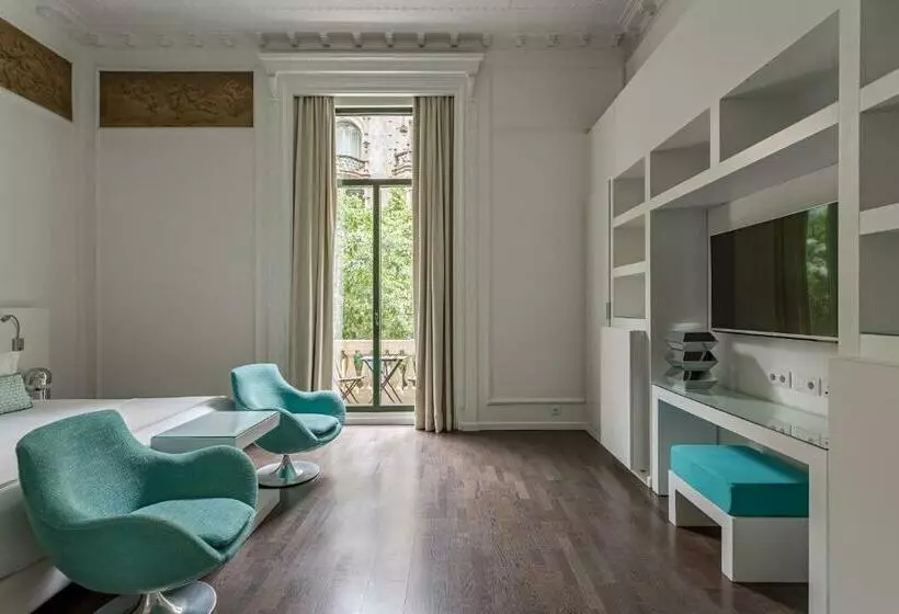 سوییت جونیور با بالکن, Room Mate Carla