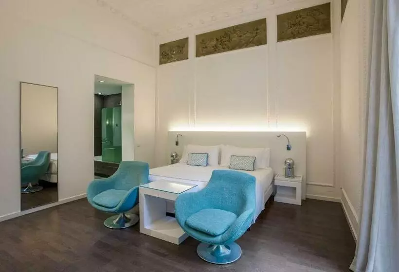 سوییت جونیور با بالکن, Room Mate Carla