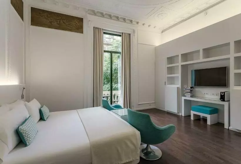 سوییت جونیور با بالکن, Room Mate Carla