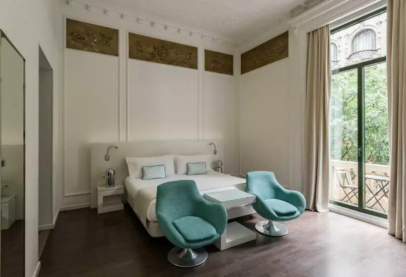 سوییت جونیور با بالکن, Room Mate Carla