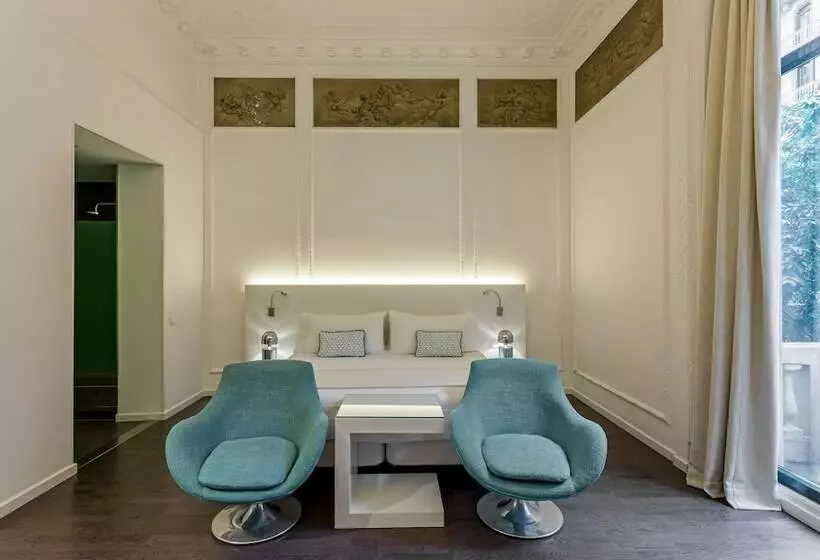 سوییت جونیور با بالکن, Room Mate Carla