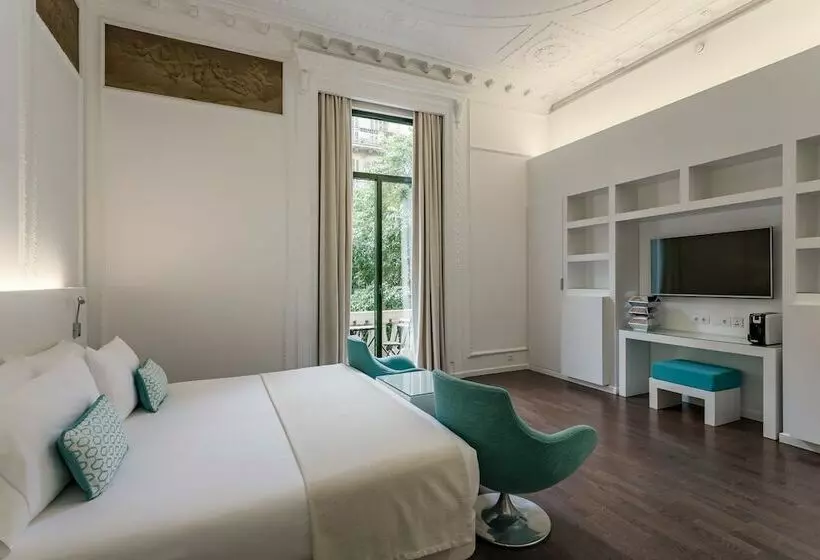 سوییت جونیور با بالکن, Room Mate Carla