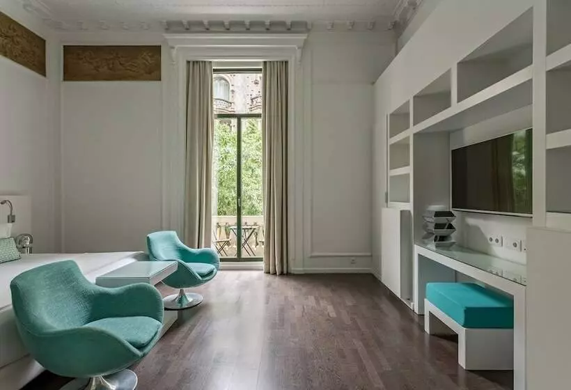 سوییت جونیور با بالکن, Room Mate Carla