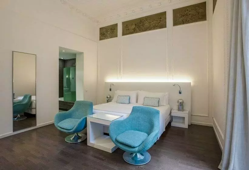سوییت جونیور با بالکن, Room Mate Carla
