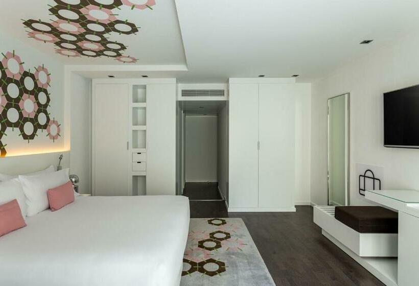 חדר אקזקיוטיב, Room Mate Carla