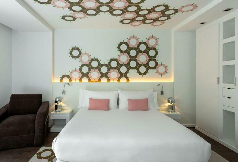 חדר אקזקיוטיב, Room Mate Carla