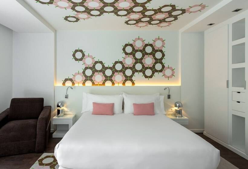 חדר אקזקיוטיב, Room Mate Carla