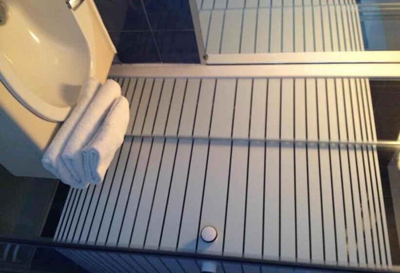 标准单人间, The Carlton