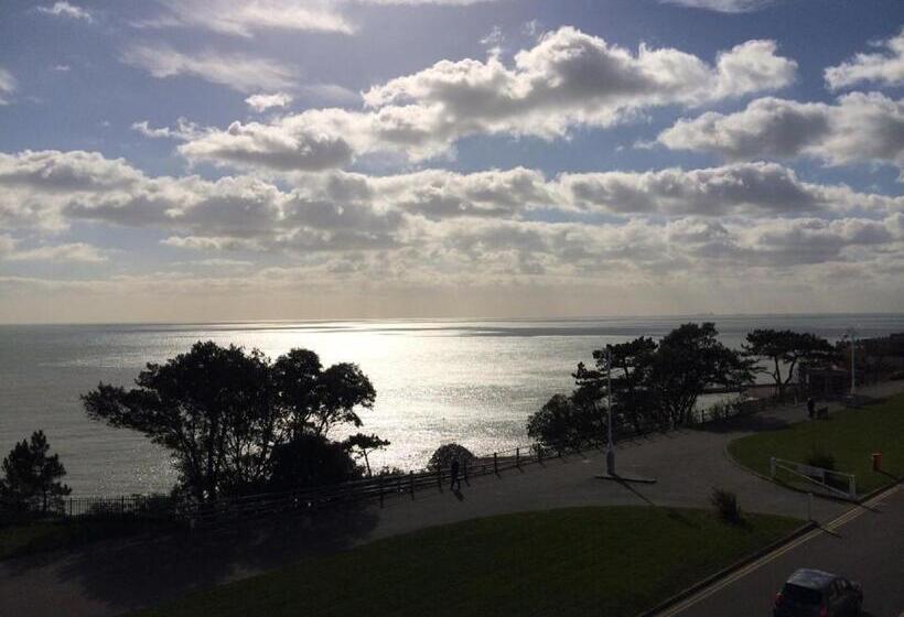 家庭海景房, The Carlton