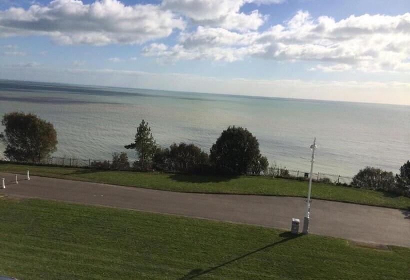 家庭海景房, The Carlton