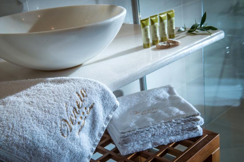 جناح جونيور, Veneto Boutique