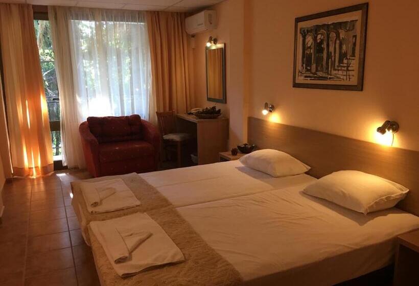 可看到停车场的标准间, Park Hotel Briz   All Inclusive & Free Parking
