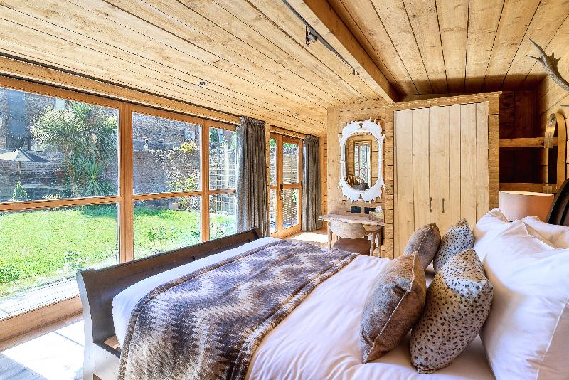 스위트, Clementine S Guest House