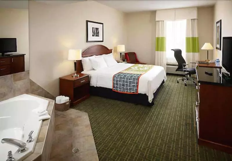 キングサイズベッドのスタンダードルーム, Fairfield Inn By Marriott Toronto Oakville