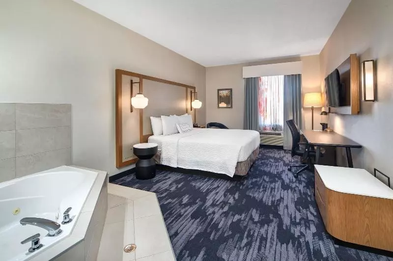 キングサイズベッドのスタンダードルーム, Fairfield Inn By Marriott Toronto Oakville