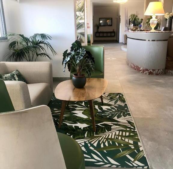 高级大房间, Life