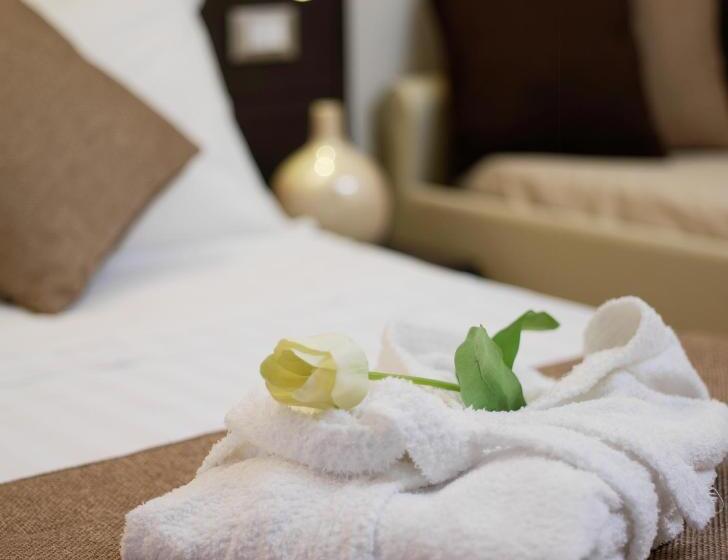 四人高级间, Life